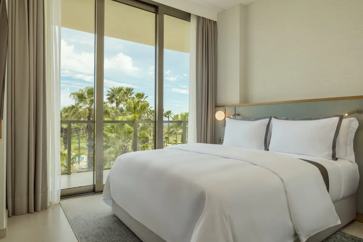 O hotel tem 95 quartos e suítes e 60 apartamentos T2 e T3.