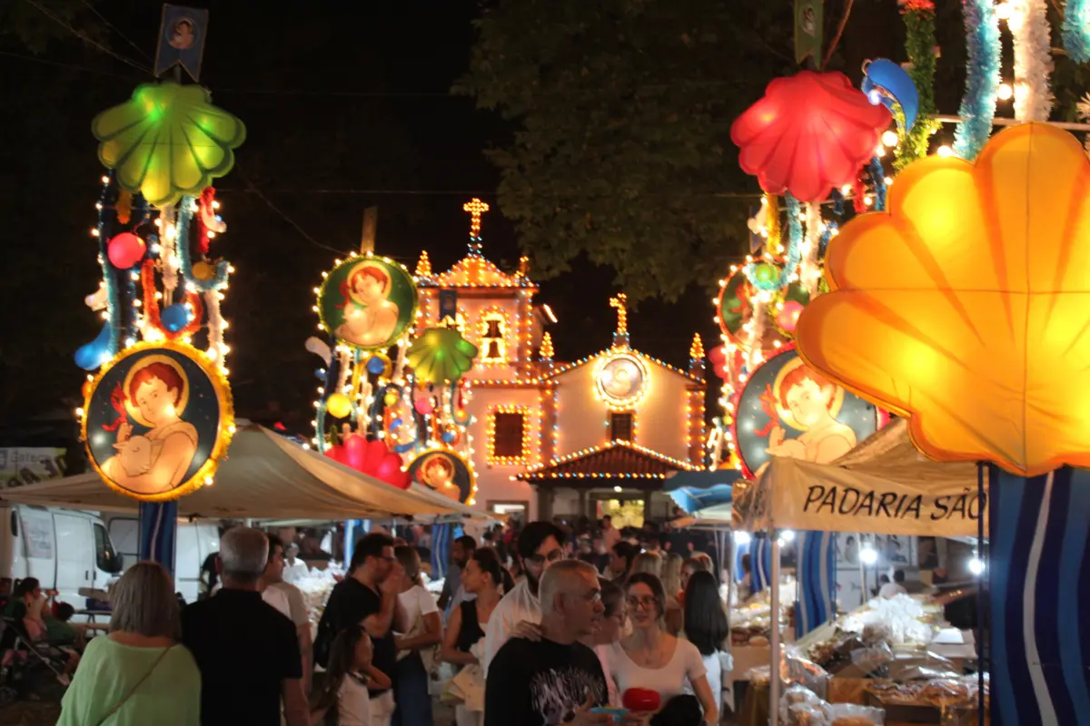 Nas ruas, como é costume, juntaram-se muitos milhares de pessoas