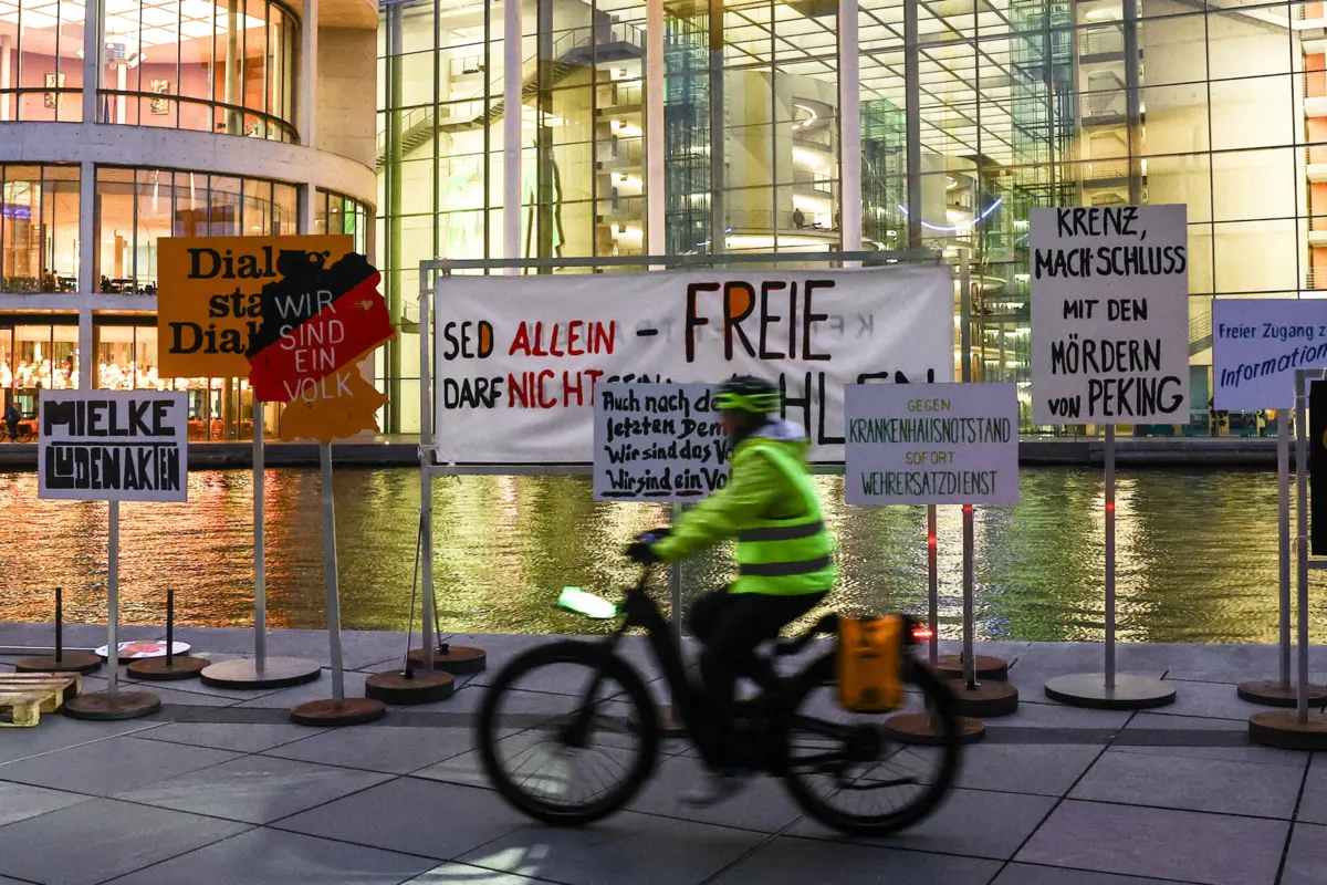 Instalação de milhares de cartazes ao longo de quatro quilómetros do antigo percurso do Muro em Berlim