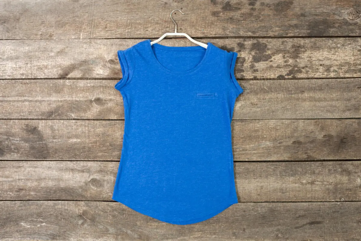 Peças que conseguem ser versáteis, adaptando-se a looks com saias ou calças, e conciliam as temperaturas frescas da manhã e quentes da tarde