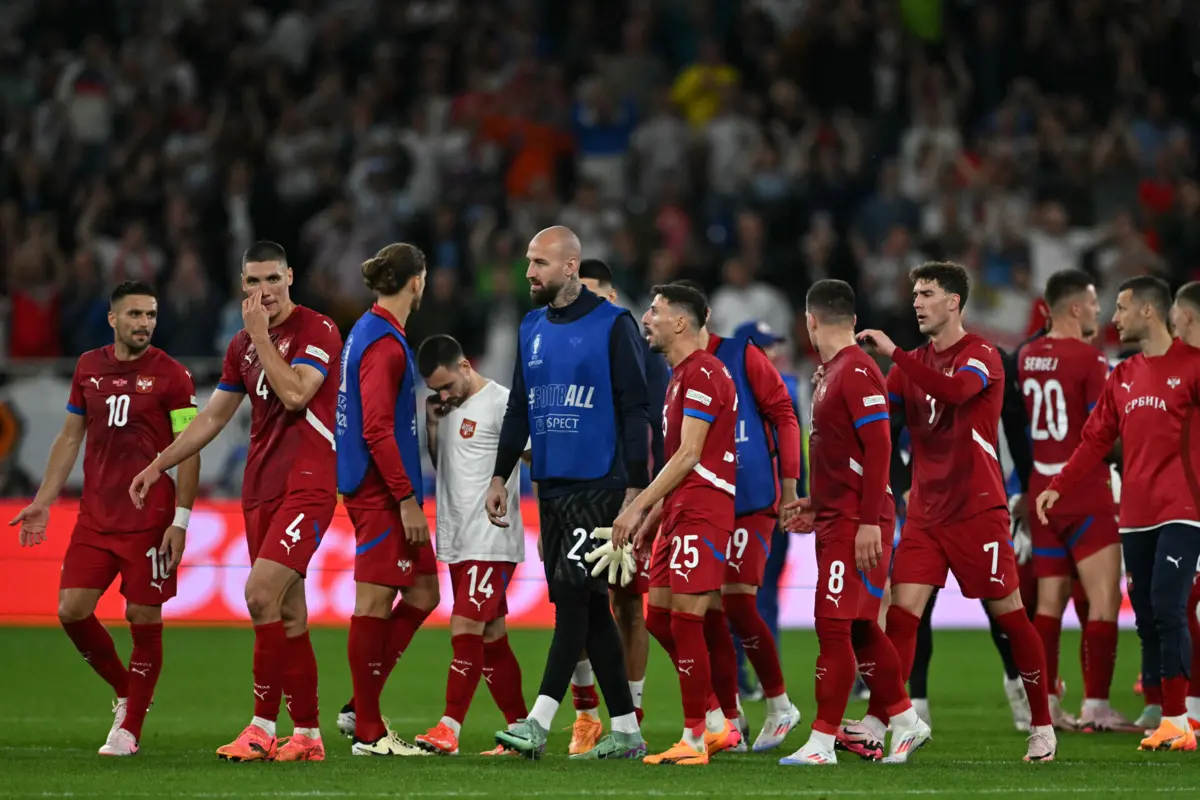 Jogadores sérvios após o jogo com a Inglaterra