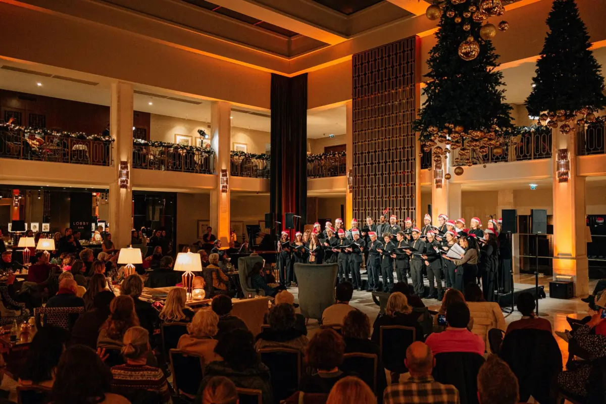 O concerto decorre, como habitualmente, no átrio do hotel.