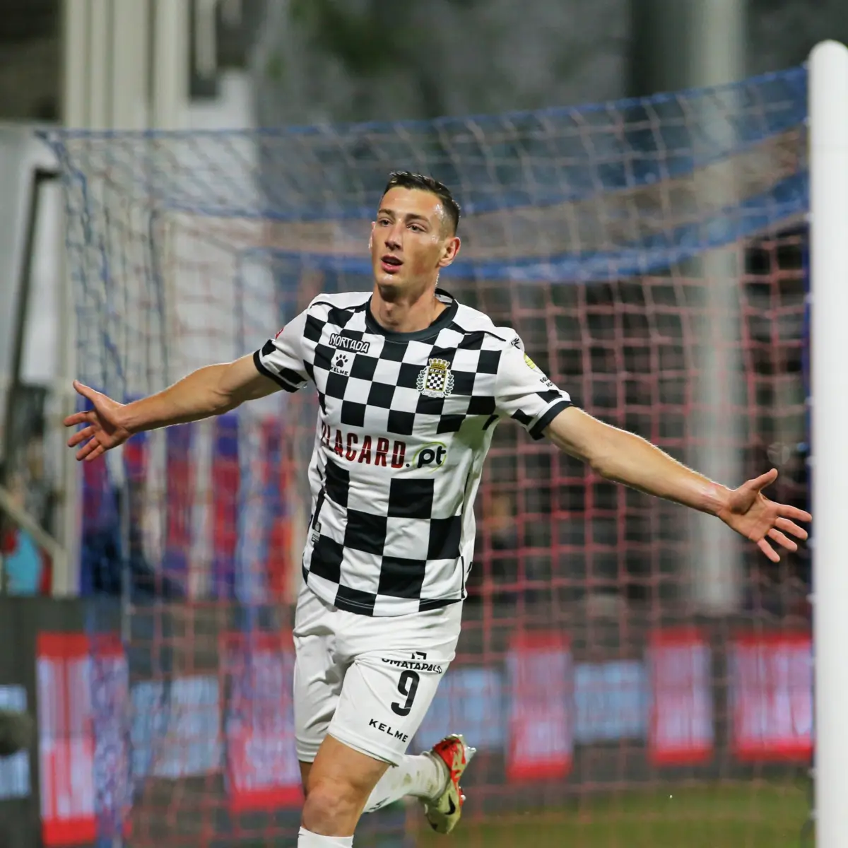 Bozeník soma oito golos esta época pelo Boavista