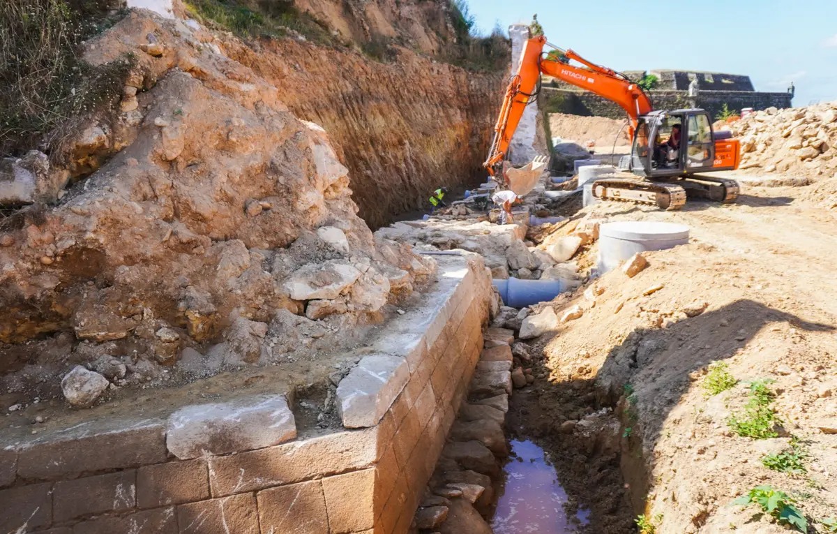 Obras de reconstrução na Muralha de Valença