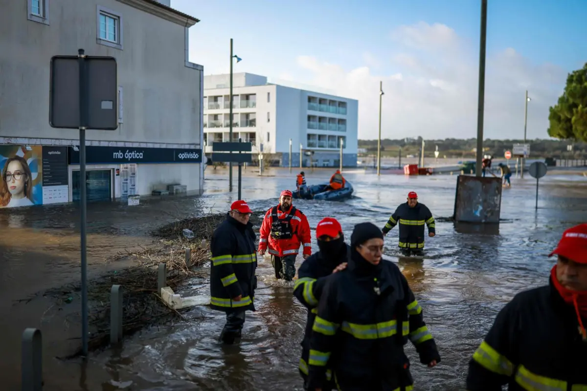 Temporal em Portugal Após as rajadas de vento que levaram telhados cheram as cheias.