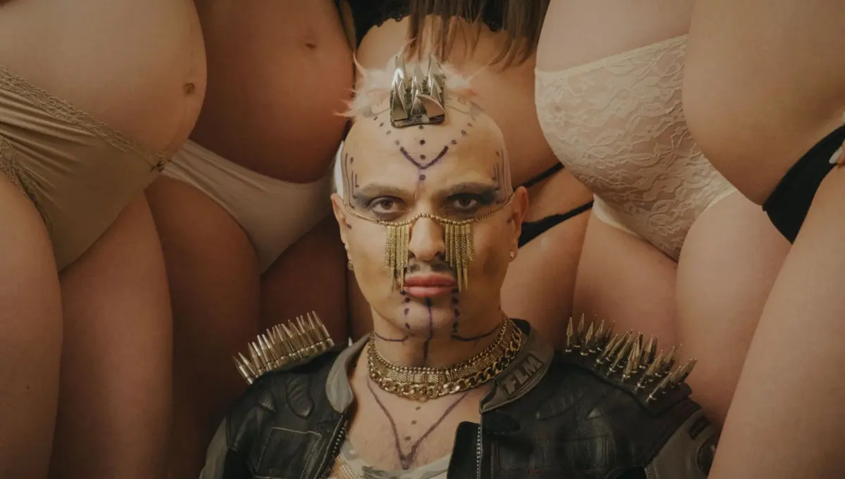 Em "In hell with Ivo" o búlgaro Ivo Dimchev transforma as dificuldades pessoais e sociais em espetáculos públicos e íntimos provocativos, explorando com ousadia a sexualidade