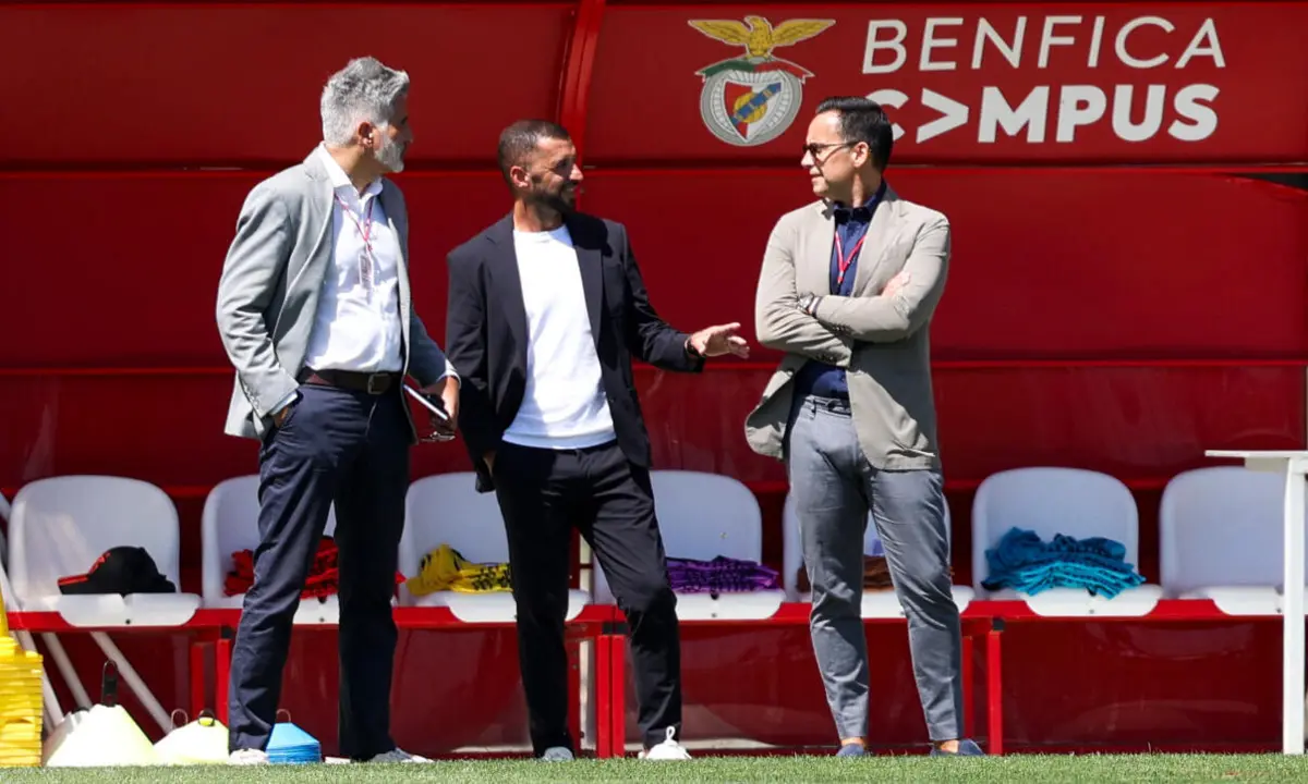 Simão Sabrosa (no meio) vai ocupar cargo que pertencia a Luisão