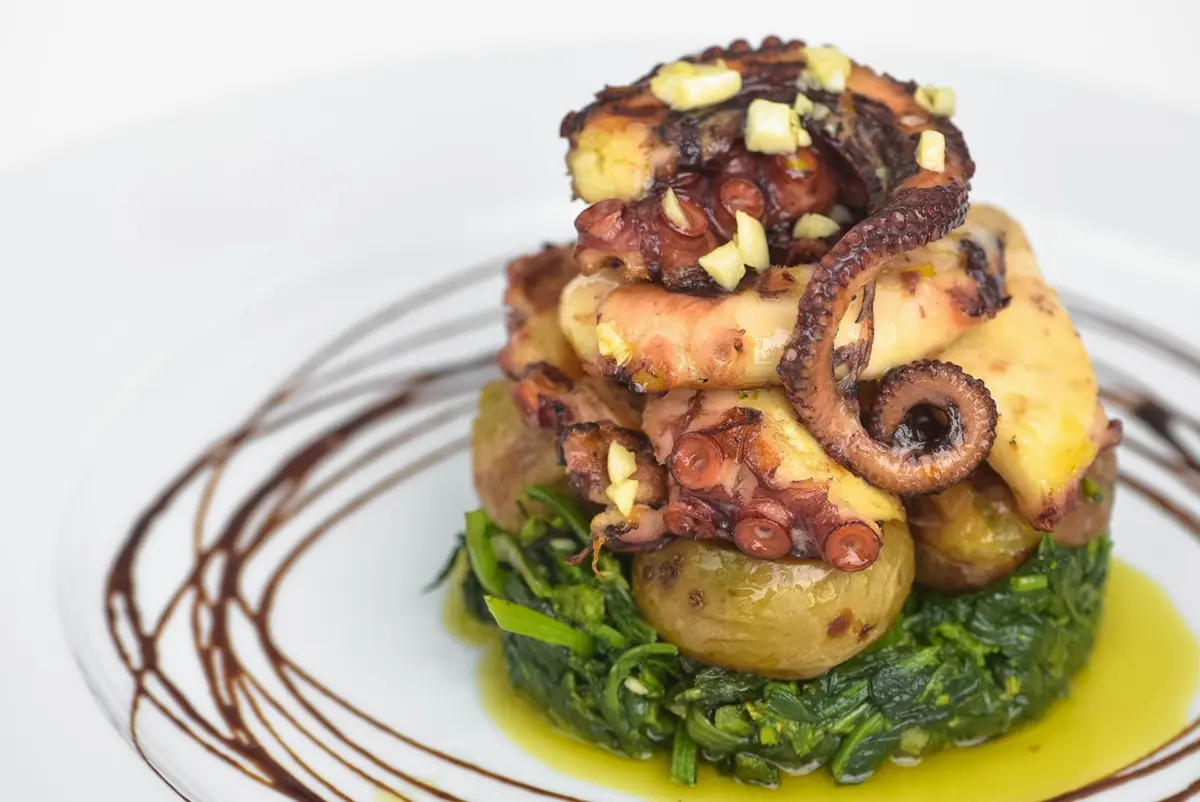 A cozinha portuguesa marca o compasso do restaurante.