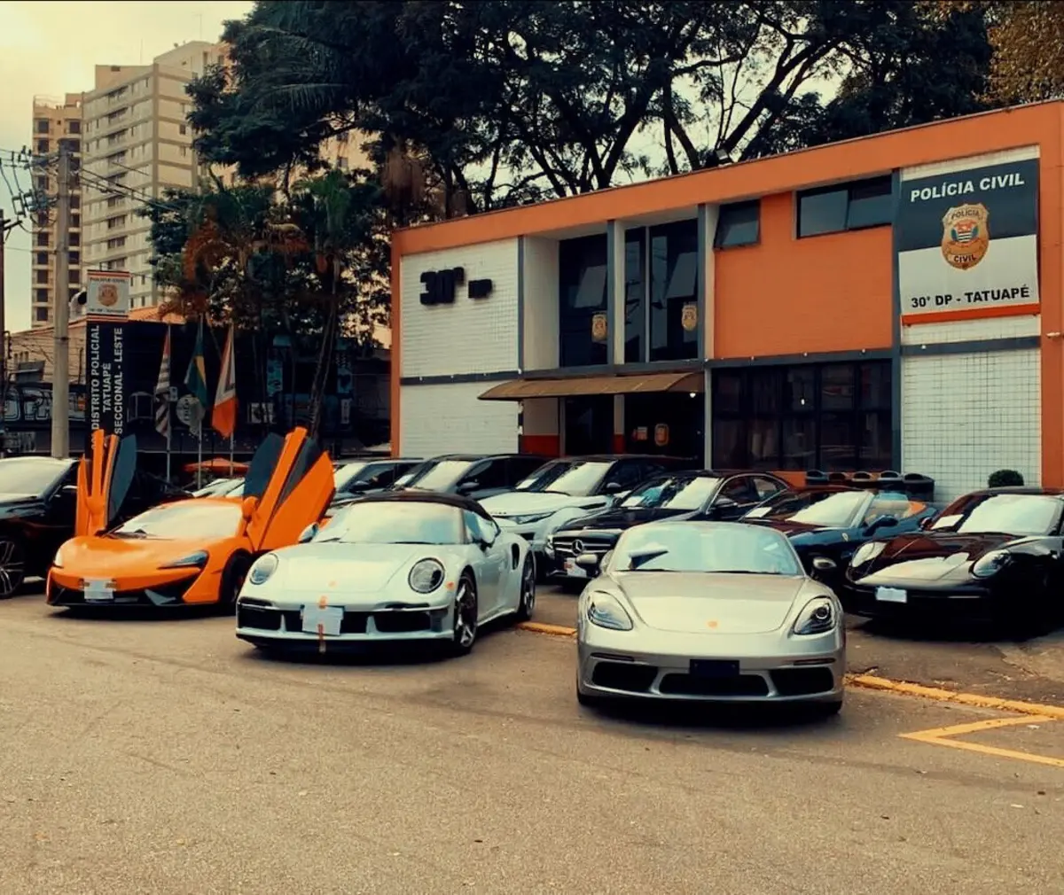 Alguns dos carros apreendidos pela polícia brasileira