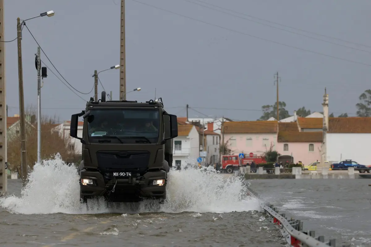 O transporte da população entre a localidade de Ereira e Montemor-o-Velho está a ser feito pelo Exército e pelos Bombeiros
