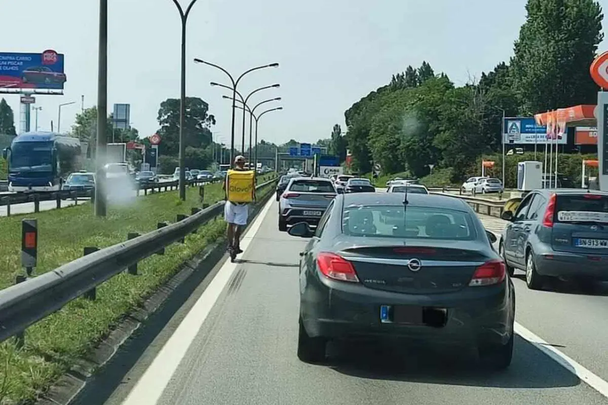 Imagem de contexto do artigo Estafeta de trotineta apanhado na faixa da esquerda na A28