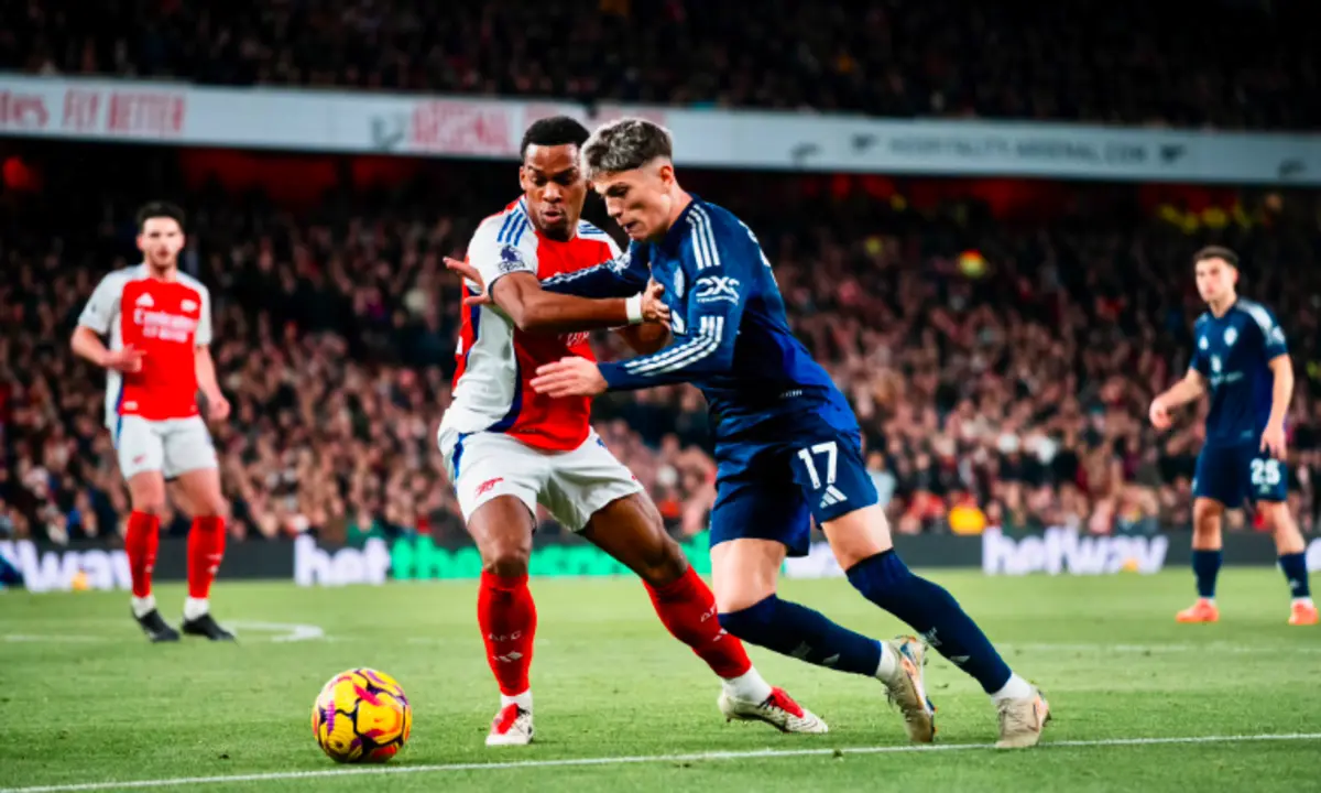 Timber, em luta com Garnacho, marcou o primeiro golo do Arsenal