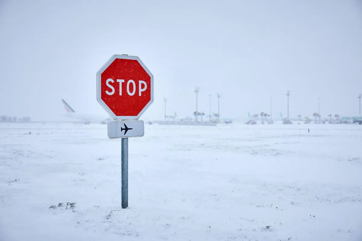 Têm sido cancelados centenas de voos em vários aeroportos da Europa devido à queda de neve