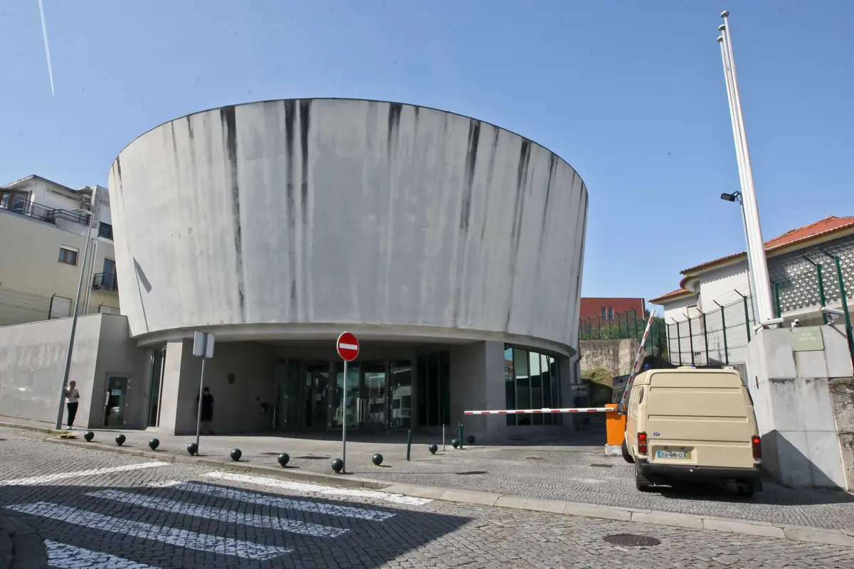 Judiciária do Porto deteve três homens, suspeitos de assaltarem um supermercado na Póvoa de Vazrim