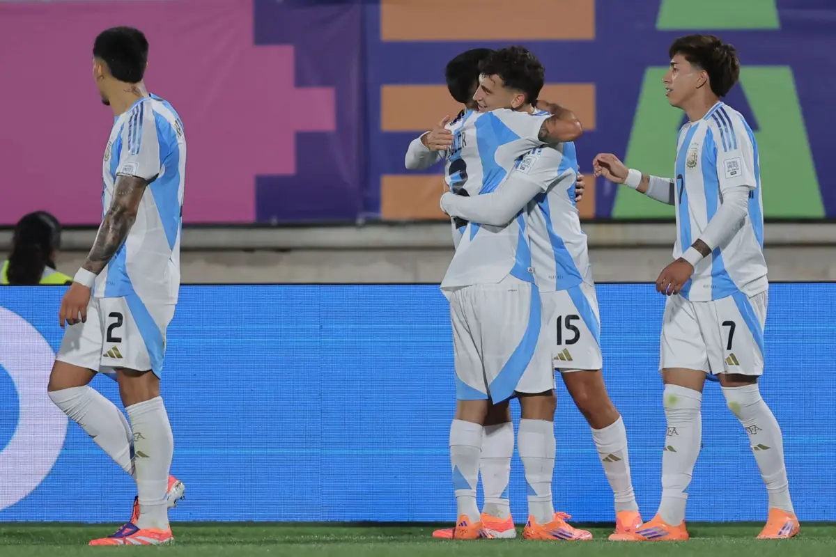 Tomás Pérez festeja o golo com os colegas argentinos