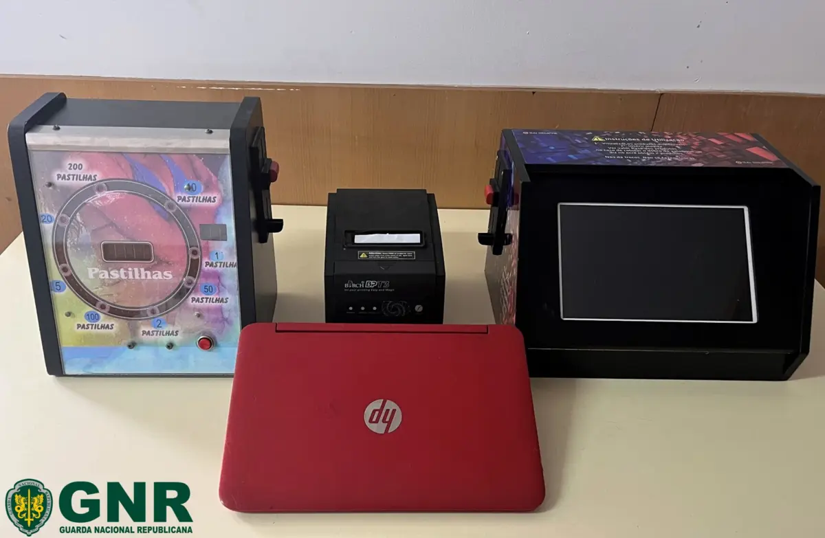 Os militares da GNR detetaram as três máquinas em três estabelecimentos distintos, que serviam para exploração de jogo ilegal