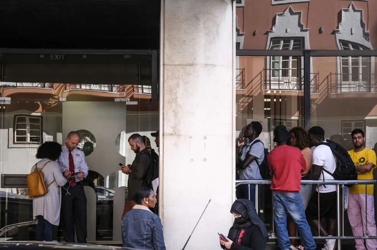 A falta de meios adensa o problema na agência, perante o elevado número de pedidos herdados do SEF de autorização de residência de imigrantes que aguardam uma resposta