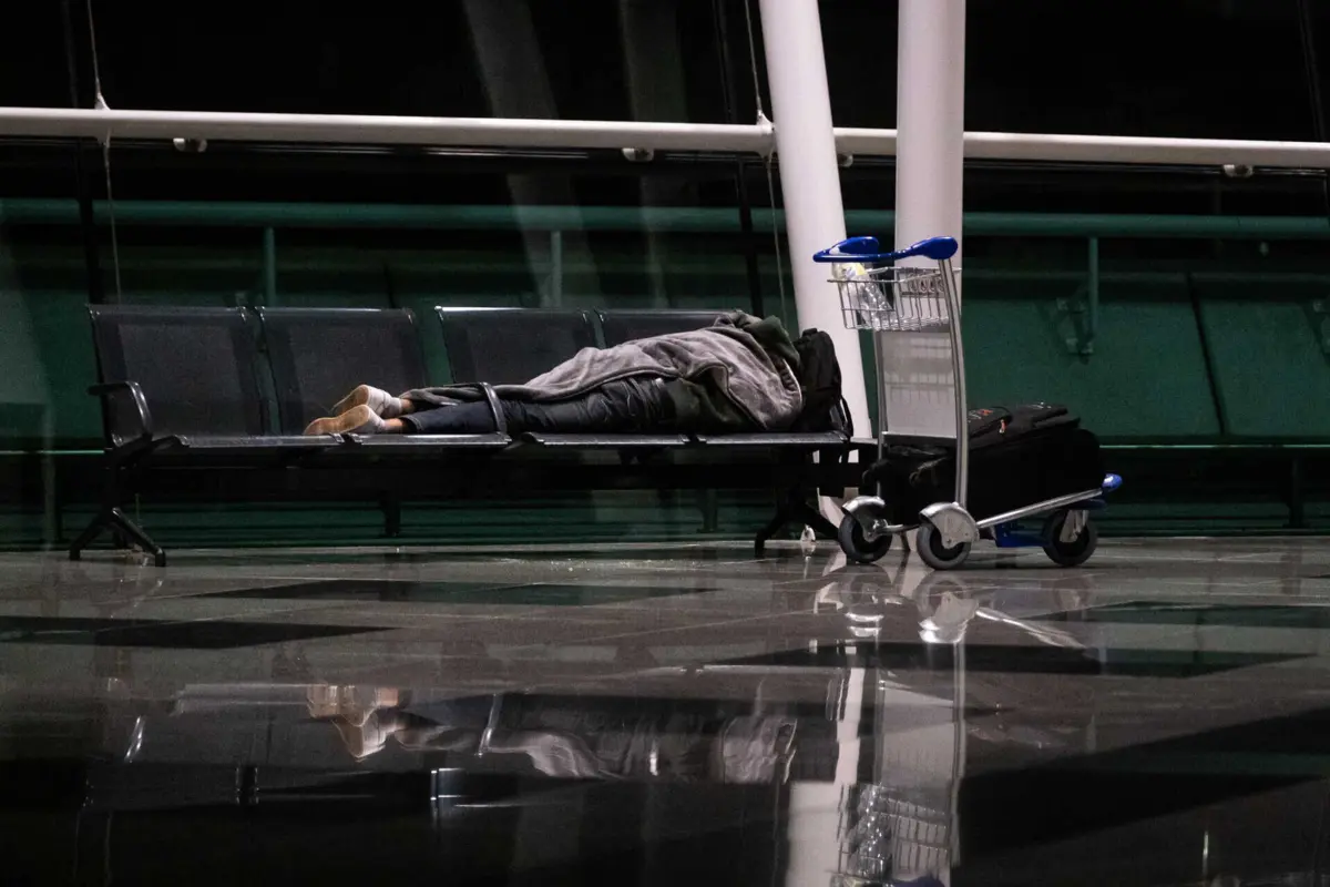 Dezenas de sem-abrigo dormem no Aeroporto Sá Carneiro