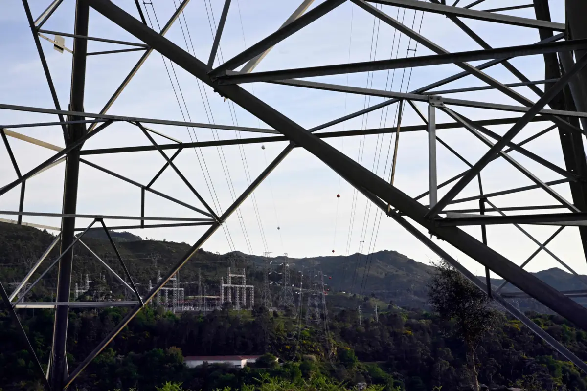 O sistema de eletricidade de Espanha está hoje normalizado e já superou o primeiro pico de consumo do dia