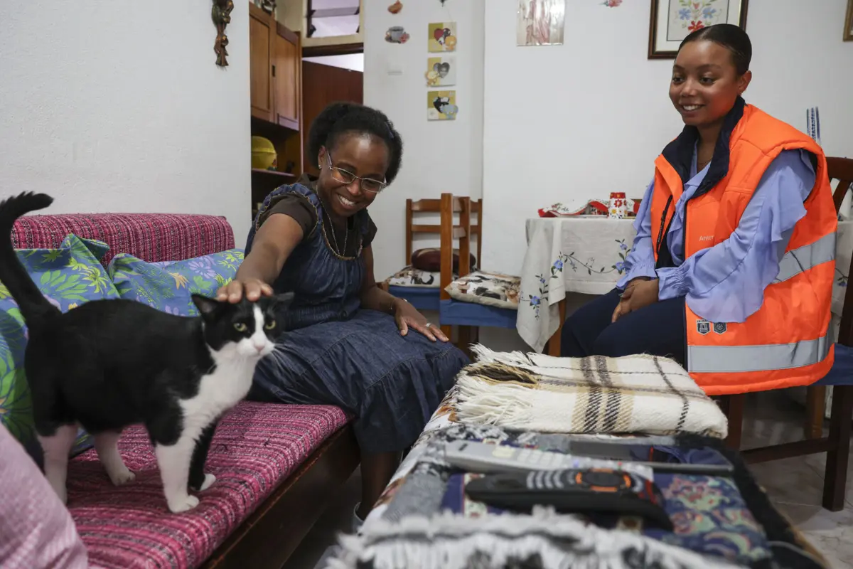 Bárbara Macedo, técnica do Serviço Social Animal da Animalife, durante uma visita domiciliária de apoio a uma residente nos Olivais