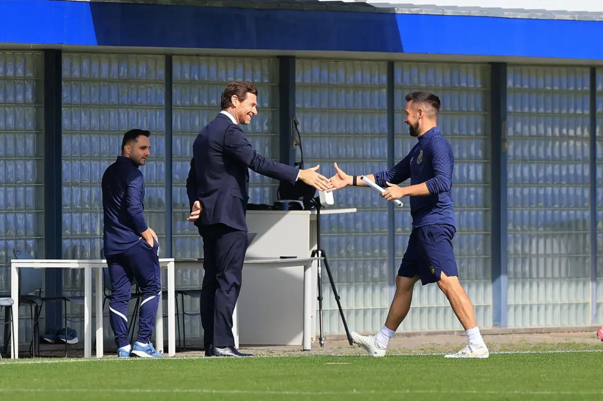 Villas-Boas com Farioli no treino no Olival