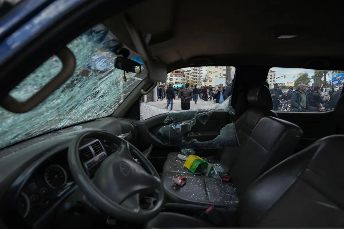 Na segunda-feira, um grupo atacou vários bairros da cidade, danificando carros e lojas