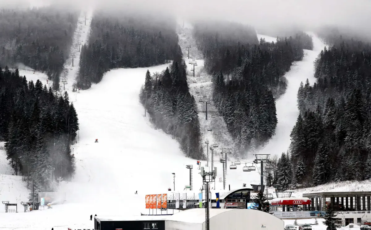 Cerca de 50 linhas elétricas de "média tensão" foram interrompidas