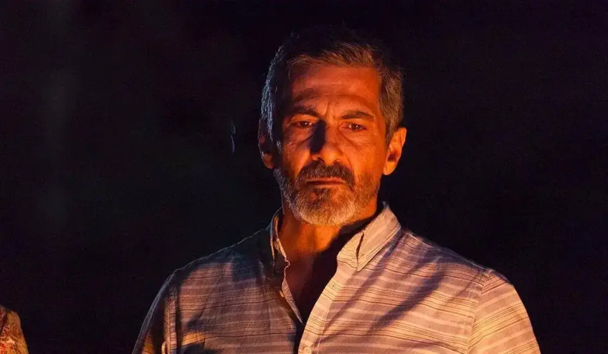 O MP descreve que o ator proibia a namorada de ver televisão, ouvir música, comer, tomar banho, falar com familiares ou amigos quando ela quisesse