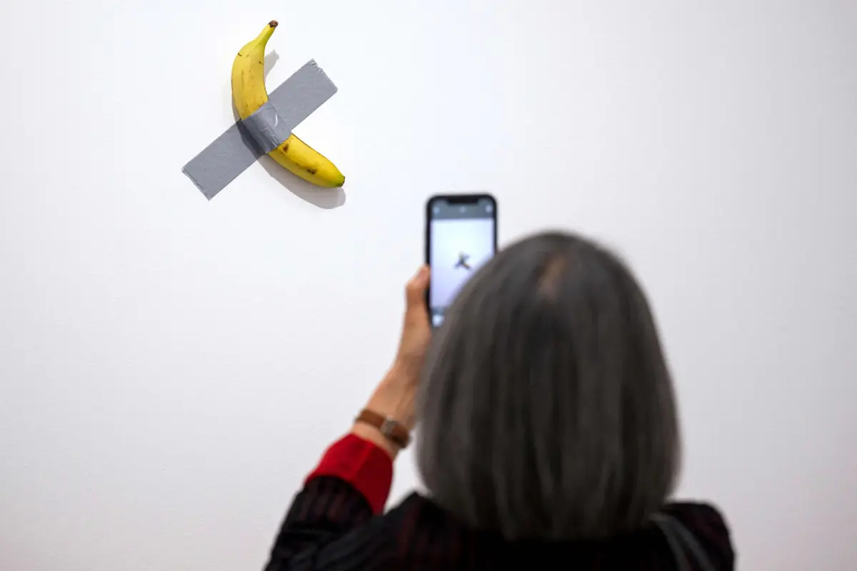 Imagem de contexto do artigo Visitante de museu francês comeu banana colada à parede que valia 857 mil euros