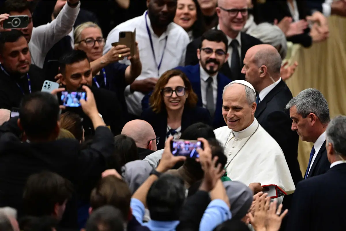 Leão XIV falou com milhares de jornalistas no Salão Paulo VI na primeira audiência do seu pontificado
