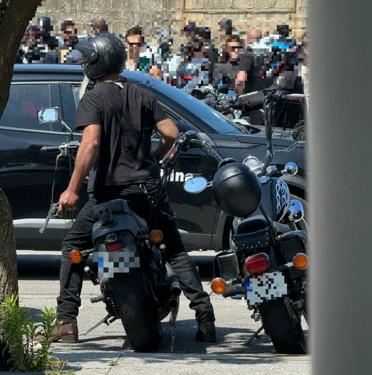 Motard foi filmado a exibir arma