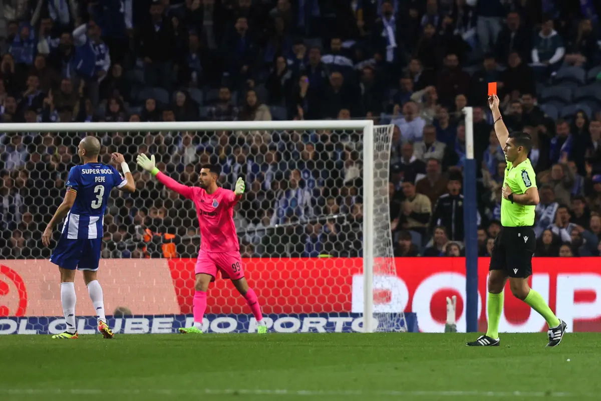 Pepe vê o cartão vermelho exibido por Fábio Veríssimo, no último F. C. Porto-Vitória (1-2)