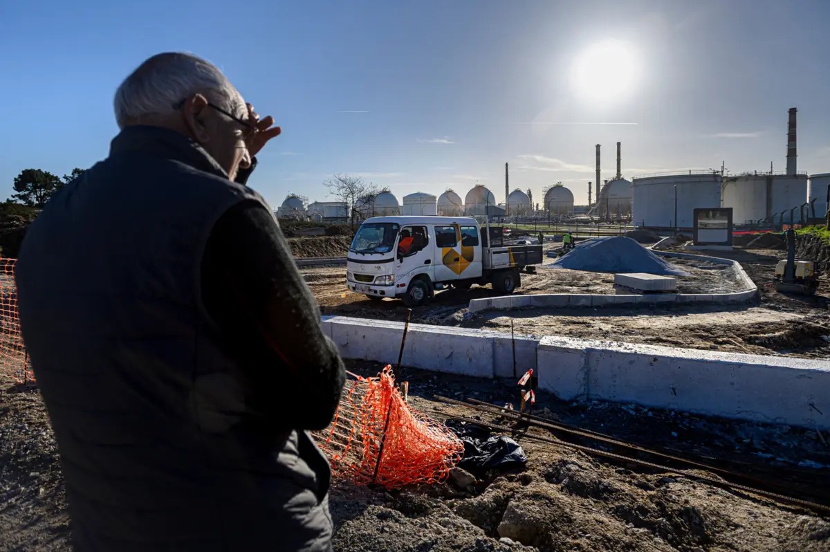 Estão em andamento os trabalhos para arrasar antigo complexo petroquímico