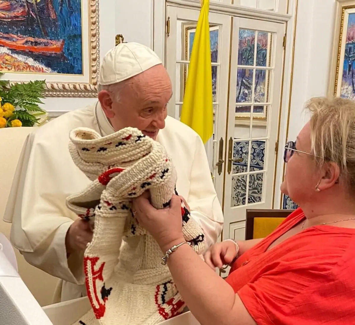 Imagem de contexto do artigo Artesã oferece camisola poveira ao Papa