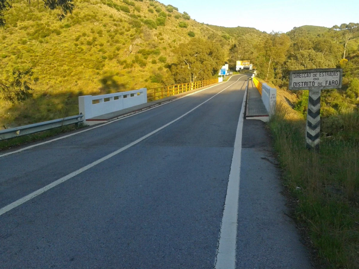 Ponte apresenta sinais evidentes de degradação