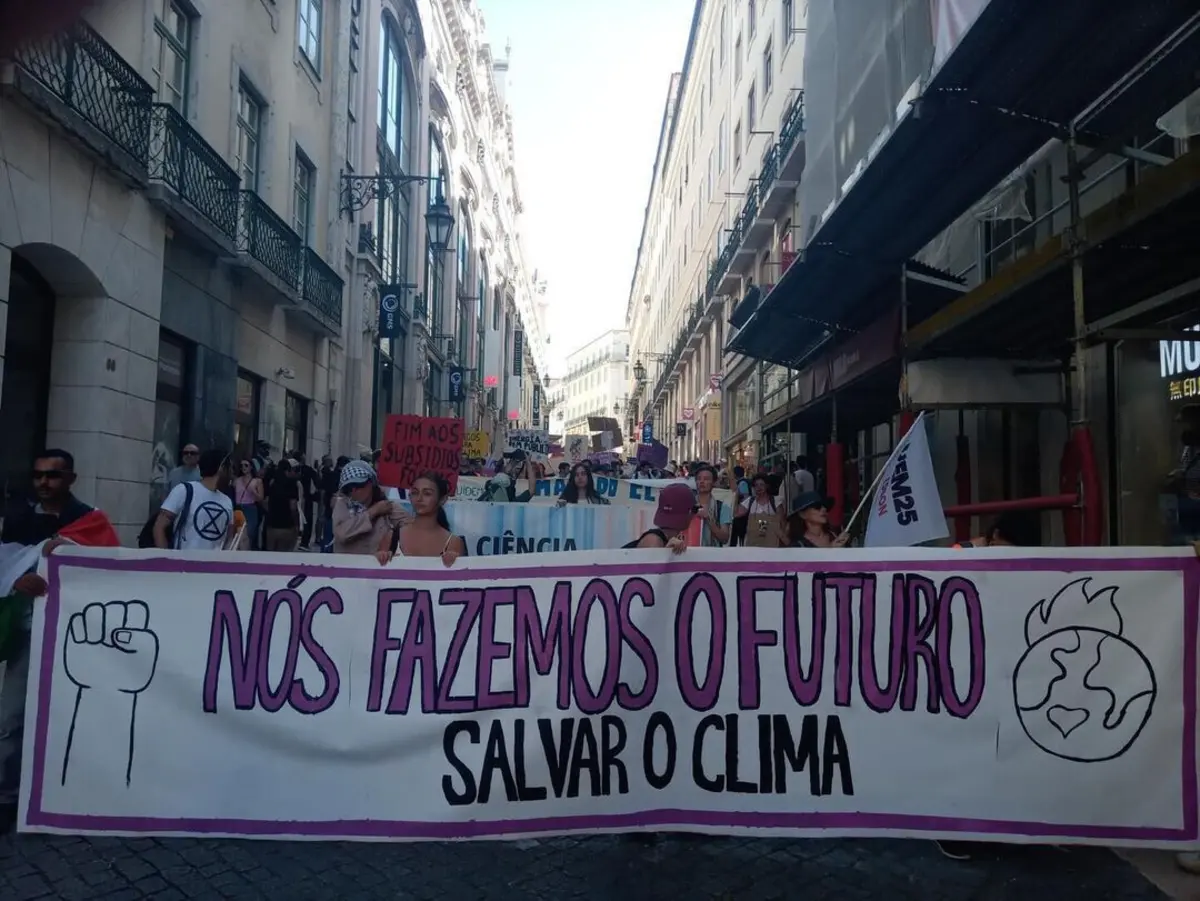 Imagem de contexto do artigo Uma centena de pessoas marchou em Lisboa pelo clima