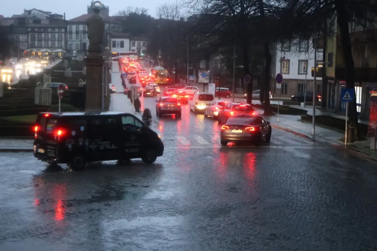 O temporal acabou por contribuir para o agravamento do trânsito