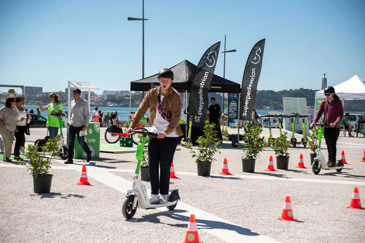 Imagem de contexto do artigo De bicicleta, a pé ou de elétrico. Vamos mover-nos sem poluir?