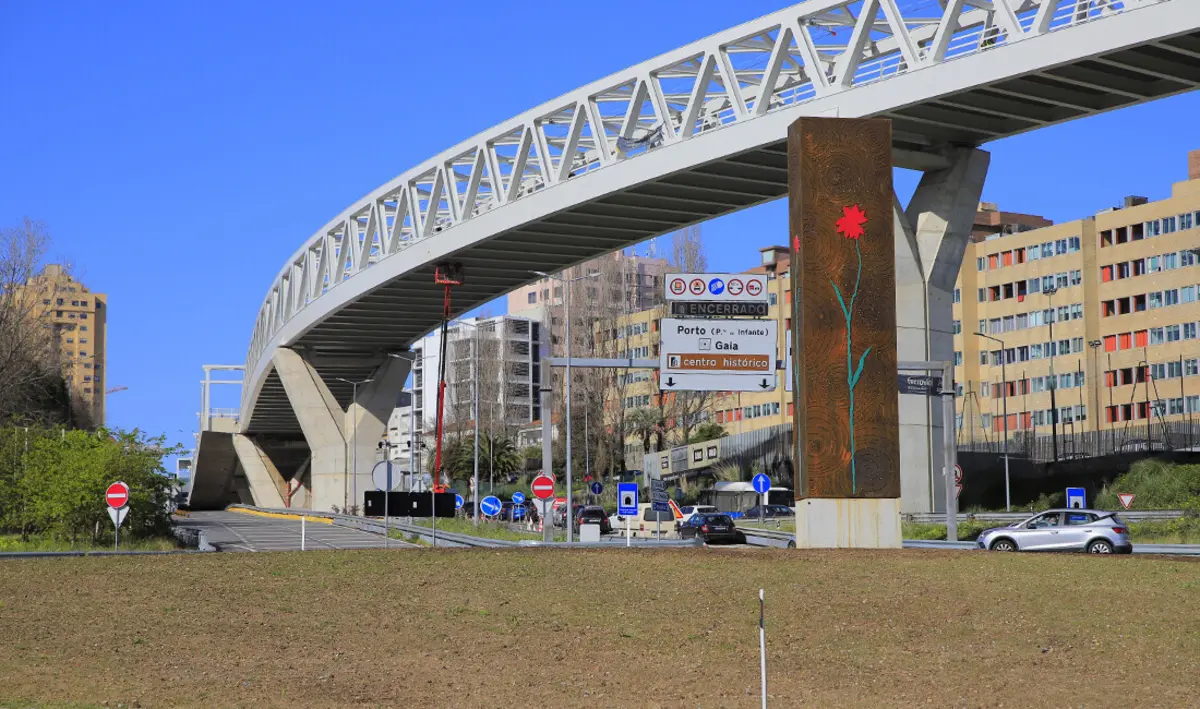 Escultura de Paulo Neves em Santo Ovídio