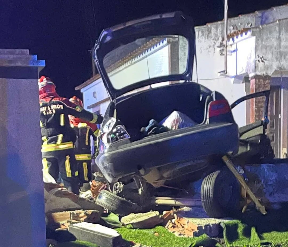 O carro destruiu muro da habitação na margem da EN 361.