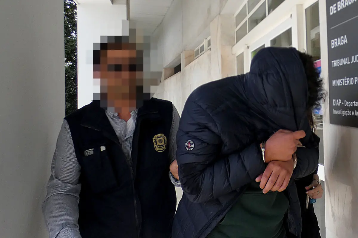 Designer gráfico, profissão que exerce em Barcelos, o suspeito, de 33 anos, já tinha sido condenado, em março de 2022, a três anos e dois meses de prisão por se masturbar em frente a crianças