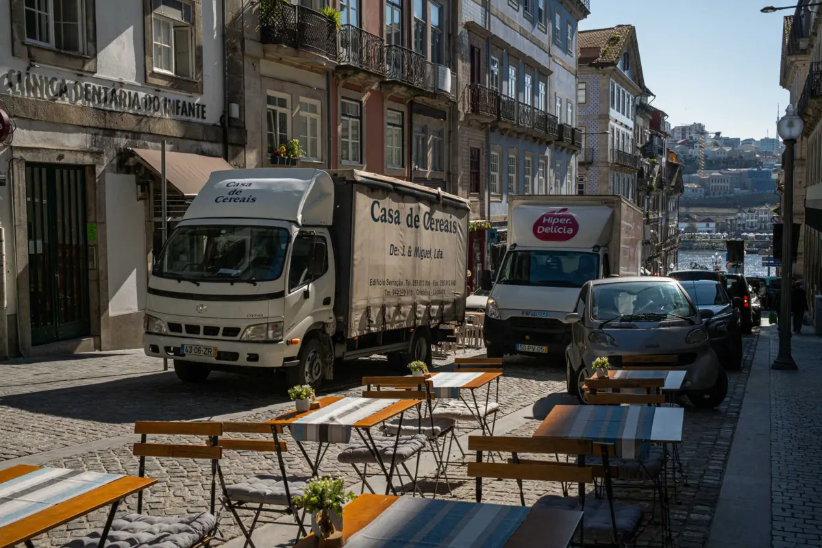 Margens da estrada continuam a ser ocupadas por carros. Obras da Linha Rosa bloqueiam topo da rua