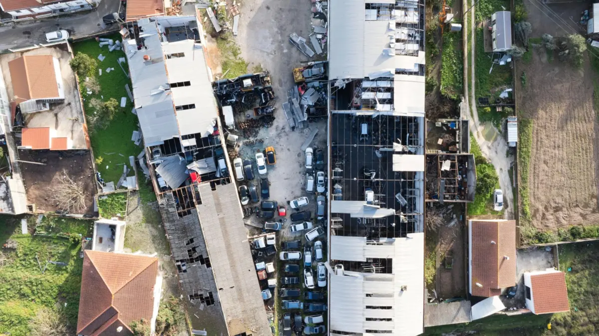 Tempestade Kristin destruiu pavilhões industriais e deixou fábricas sem condições para laborar