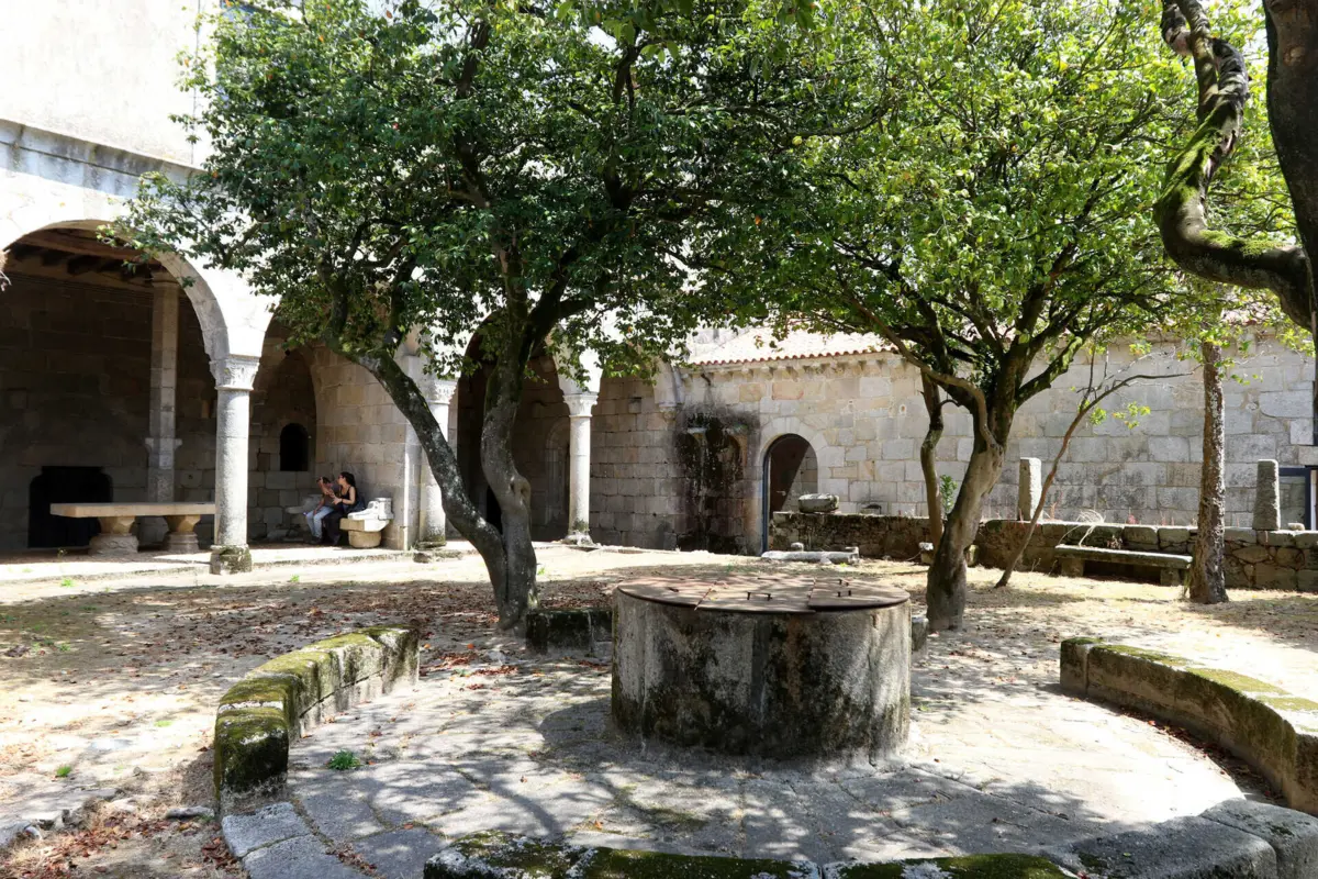 Mosteiro ainda antes das obras de reabilitação