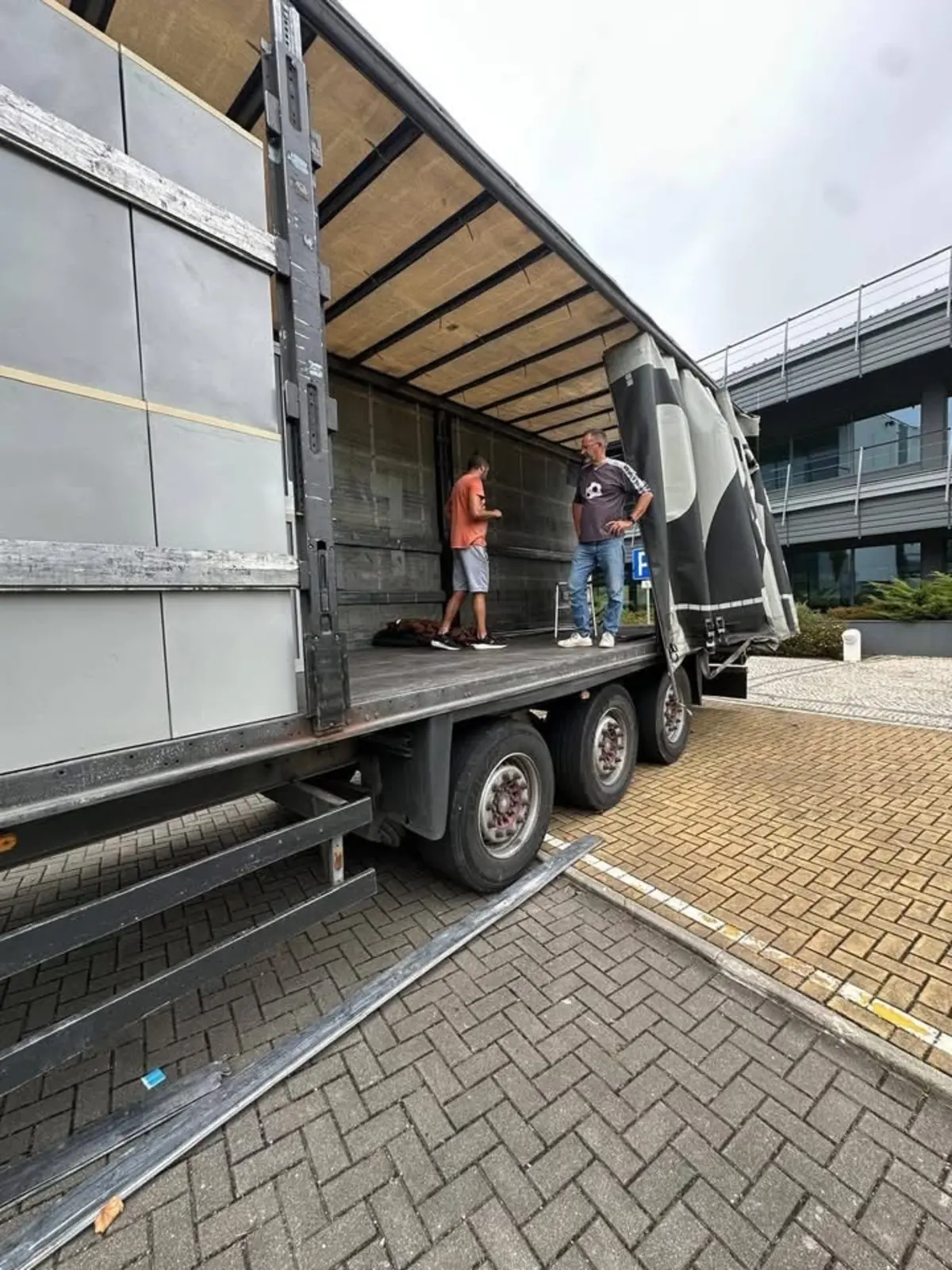 Camião transporta o mobiliário e equipamentos da antiga redação da "Visão", comprados por Paulo Correia, proprietário da Primeiros - Vendas de Ocasião