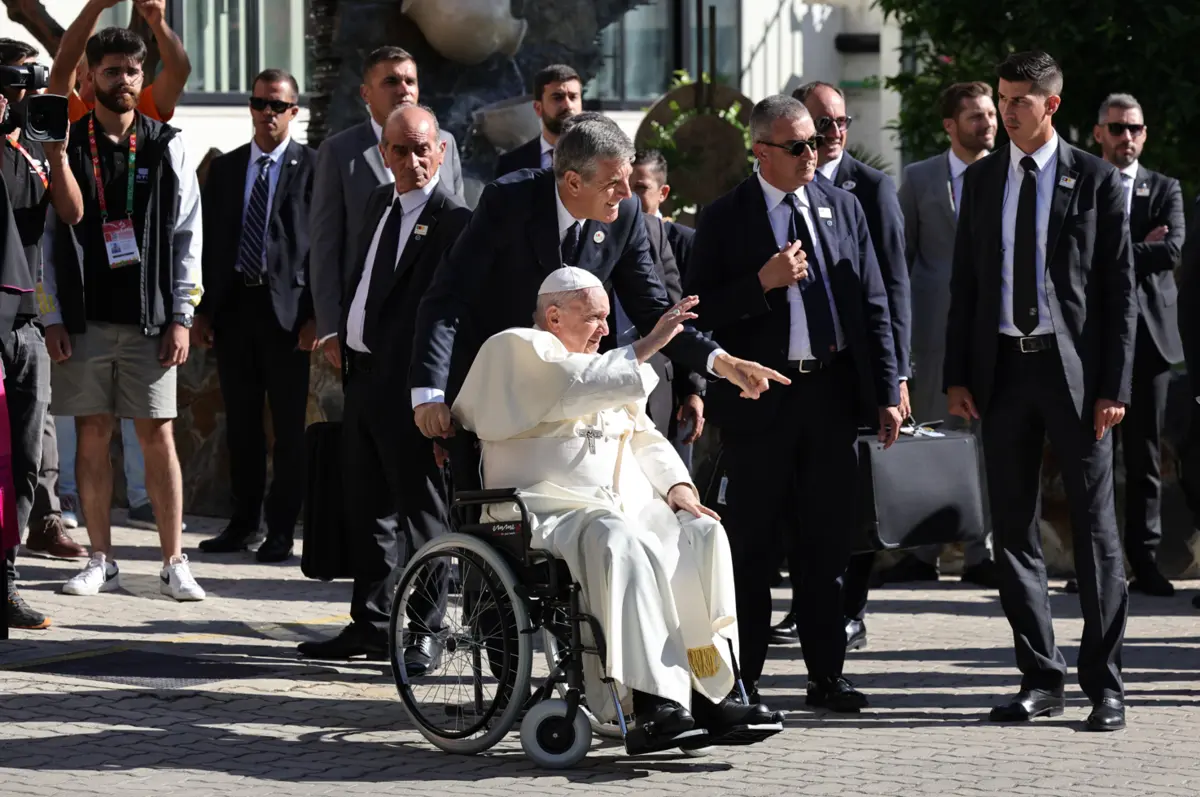 Sandro Mariotti é responsável por ajudar o Papa a sentar-se e levantar-se da cadeira. Massimiliano Strappetti (de óculos de sol) é o enfermeiro