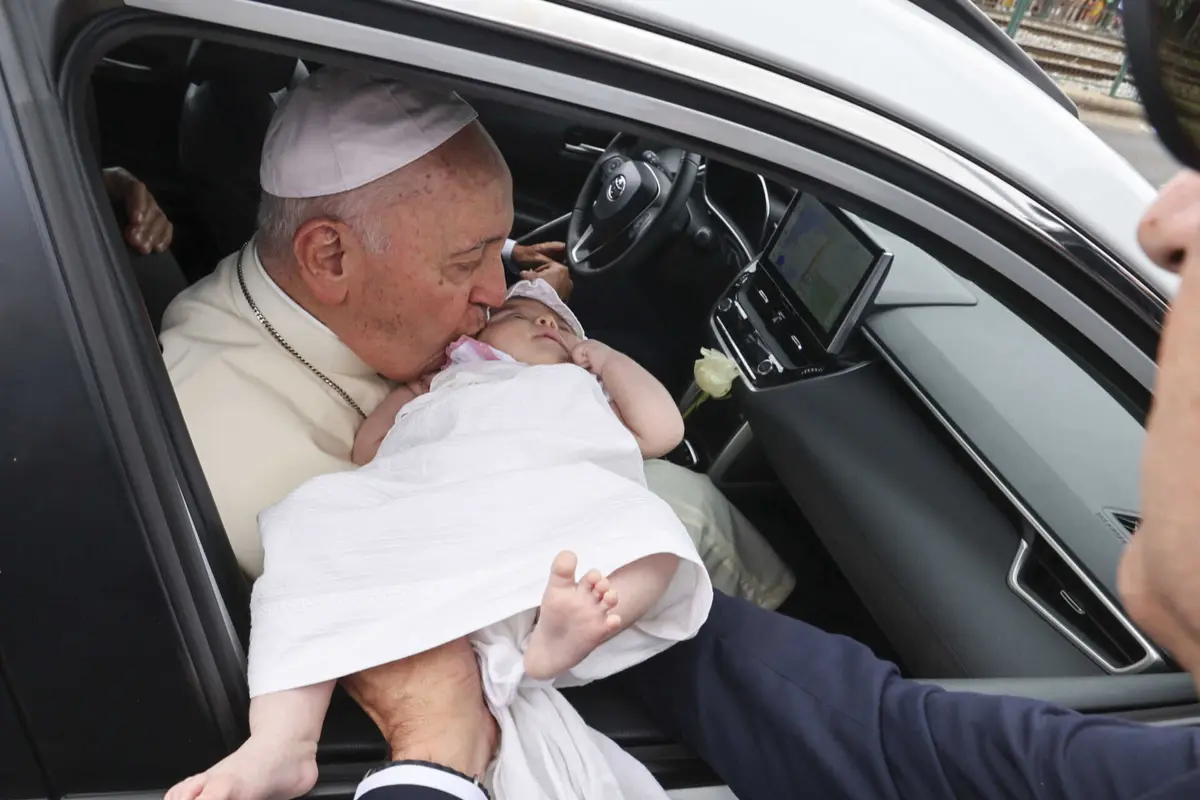 Papa Francisco com a bebé Maria do Carmo ao colo