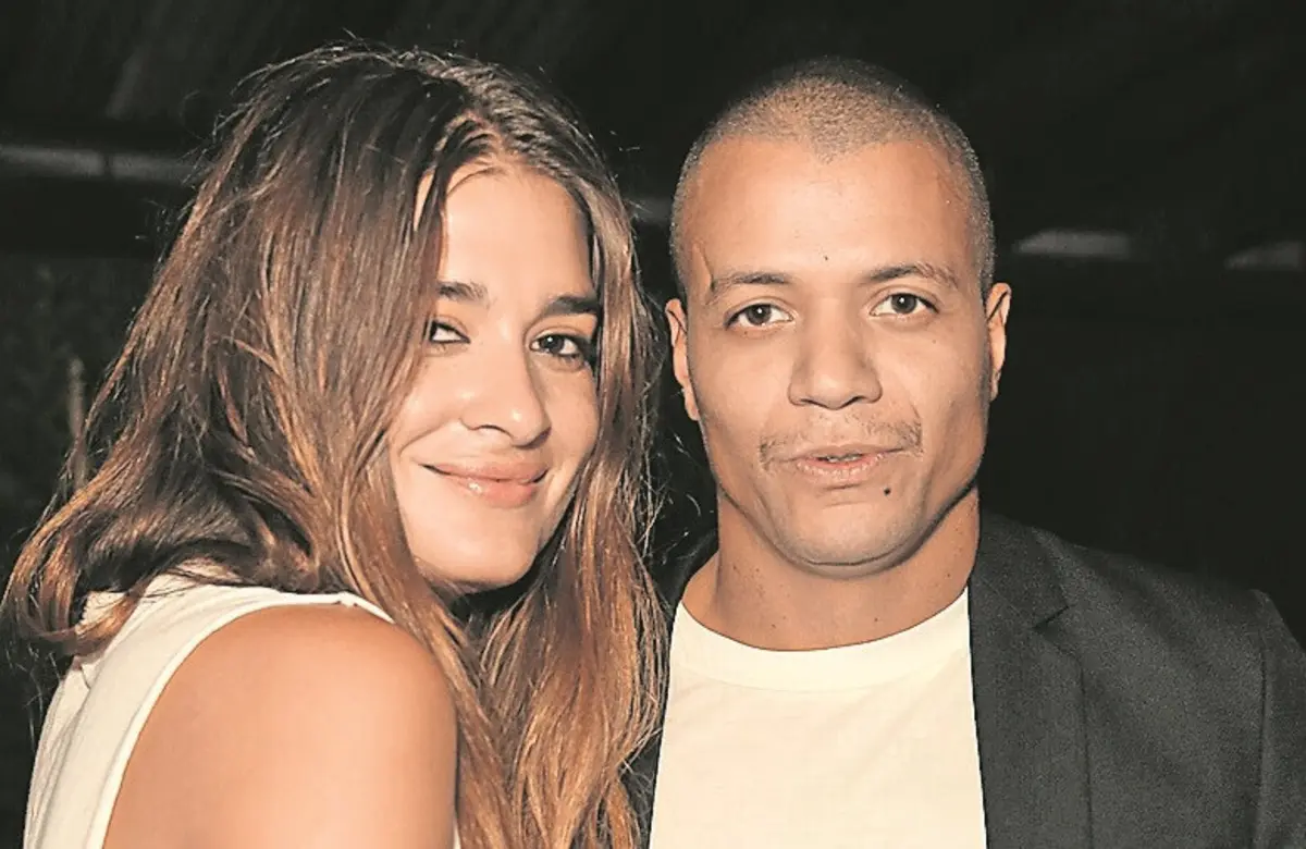 Christian Rosa fotografado em 2014 (ao lado de uma modelo, alheia ao processo) numa exposição em Los Angeles, Califórnia