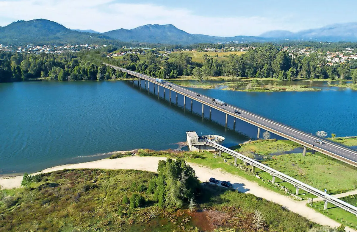 A nova ponte sobre o rio Lima