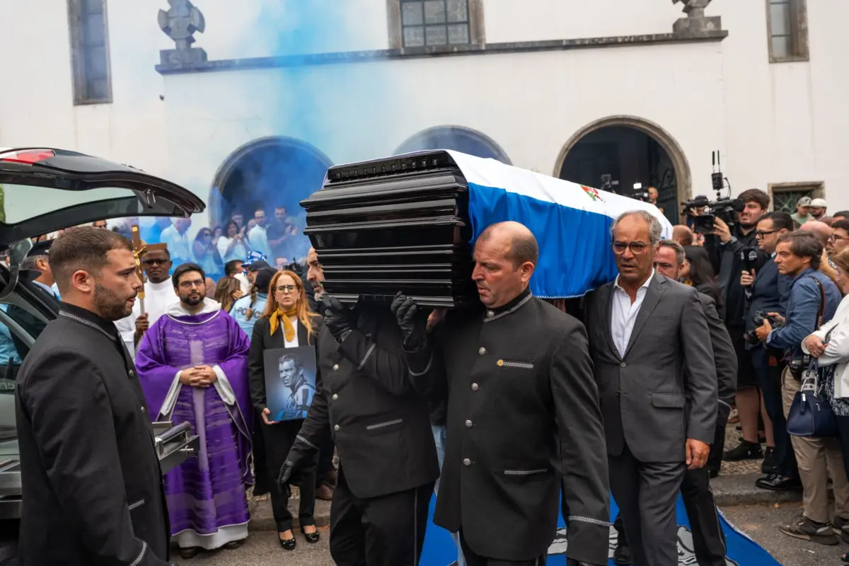 Funeral de Jorge Costa contou com centenas de adeptos
